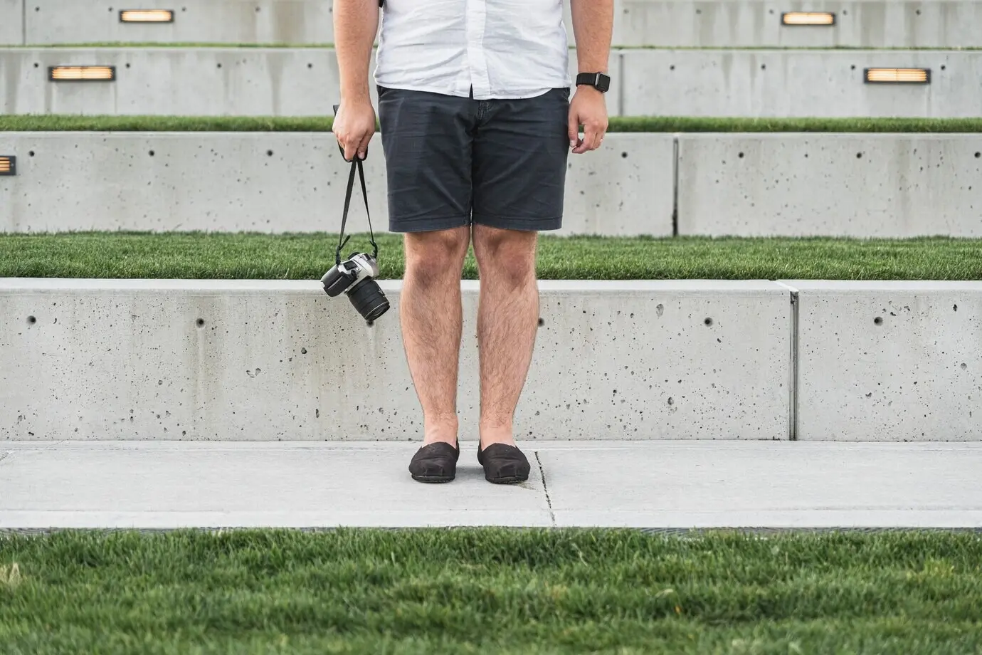 Erwachsene Person als Tourist mit einer Kamera im Urlaub