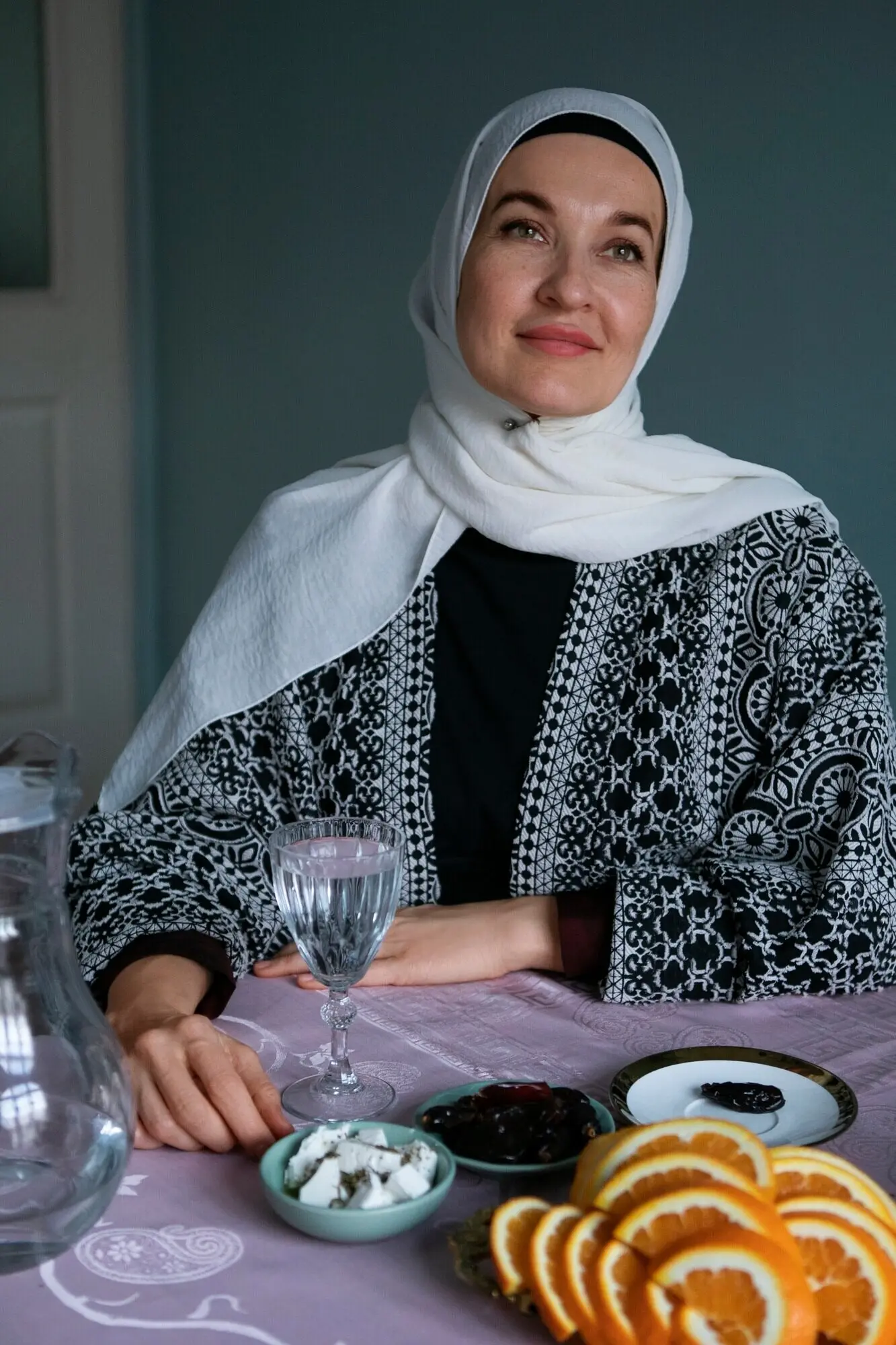 Frontalansicht einer lächelnden Frau, die am Tisch sitzt.