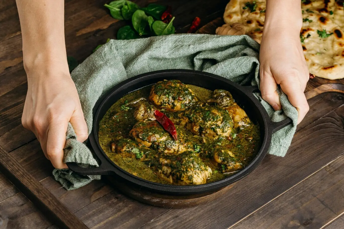 Nahaufnahme von Händen, die eine Schüssel mit Essen halten.